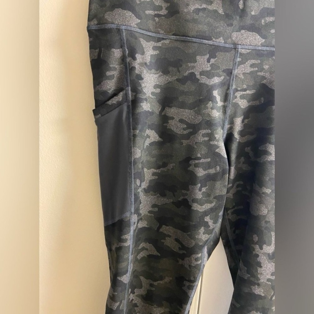 Fabletics High-Waisted Pocket Capri camo 2X NWT - Picture 5 of 12